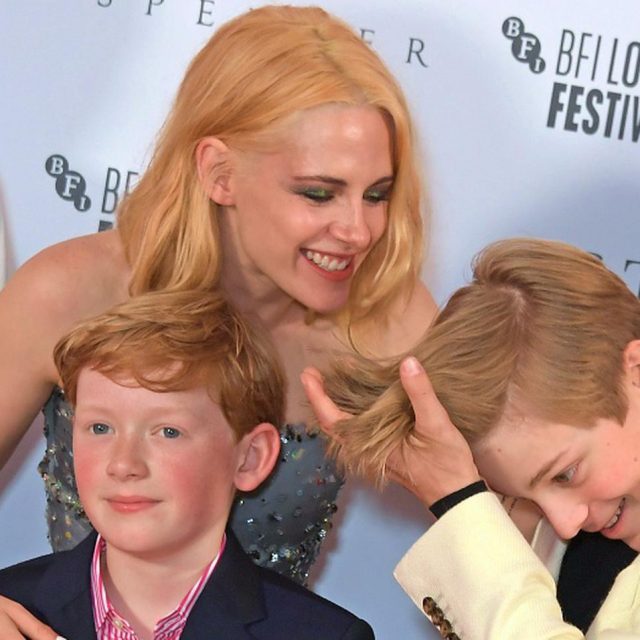 クリステン・スチュワート、ウィリアム王子＆ハリー王子役と『スペンサー』プレミアでお茶目なスリーショット！シャネルのドレスで登場