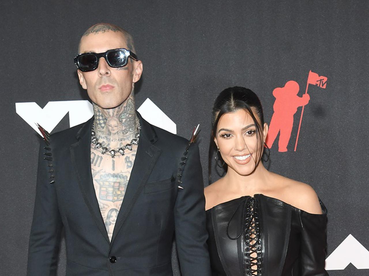 元妻の名前のタトゥーを上書き、コートニー・カーダシアンが婚約者の新たなタトゥーを喜ぶ