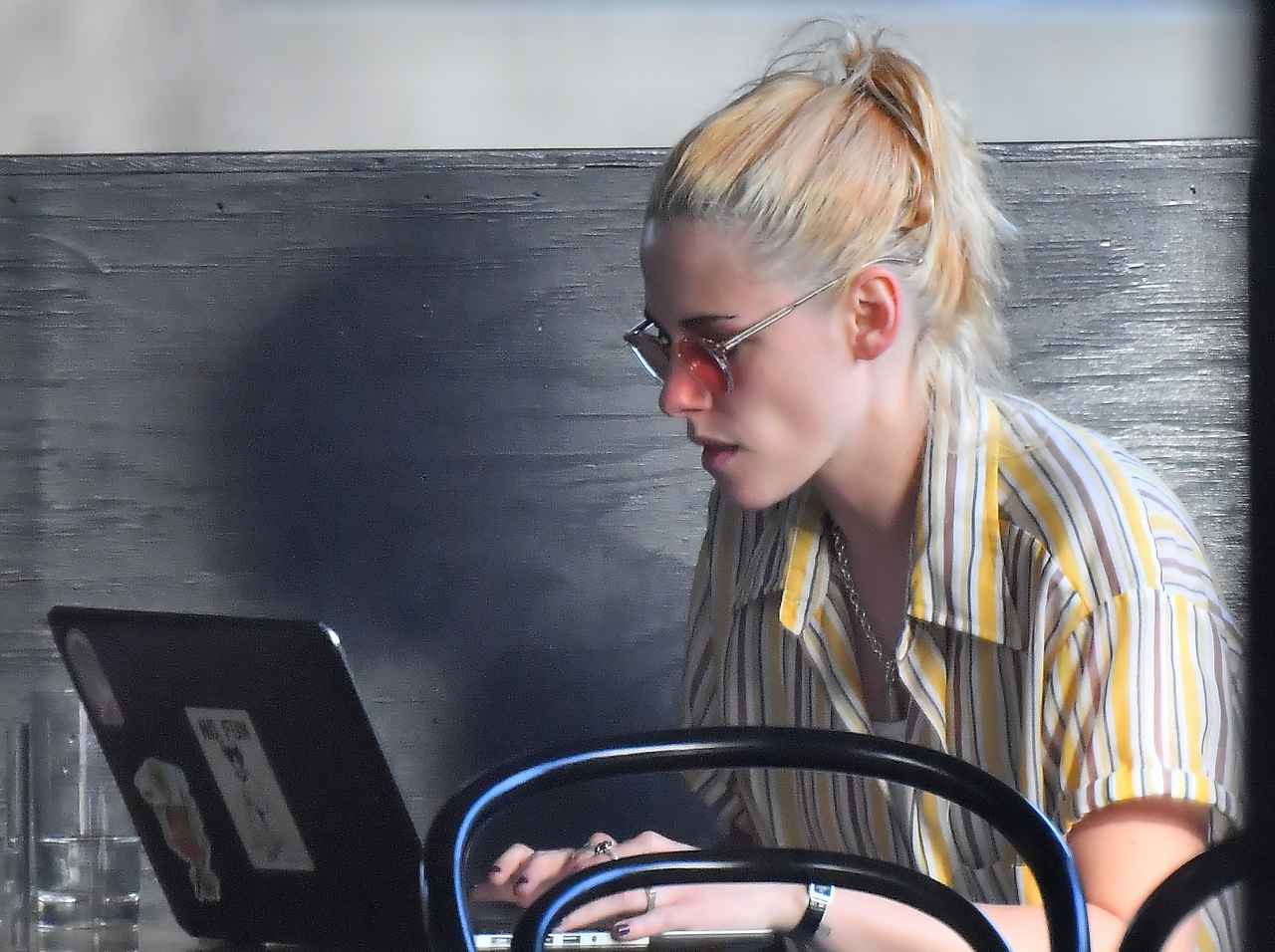 クリステン・スチュワートが「カフェでパソコンを使う」、それだけでスタイリッシュすぎる…！