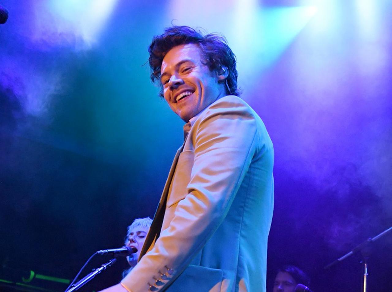 ハリー・スタイルズ、ライブで急きょ曲の歌詞を変えて歌った「理由」にほっこり