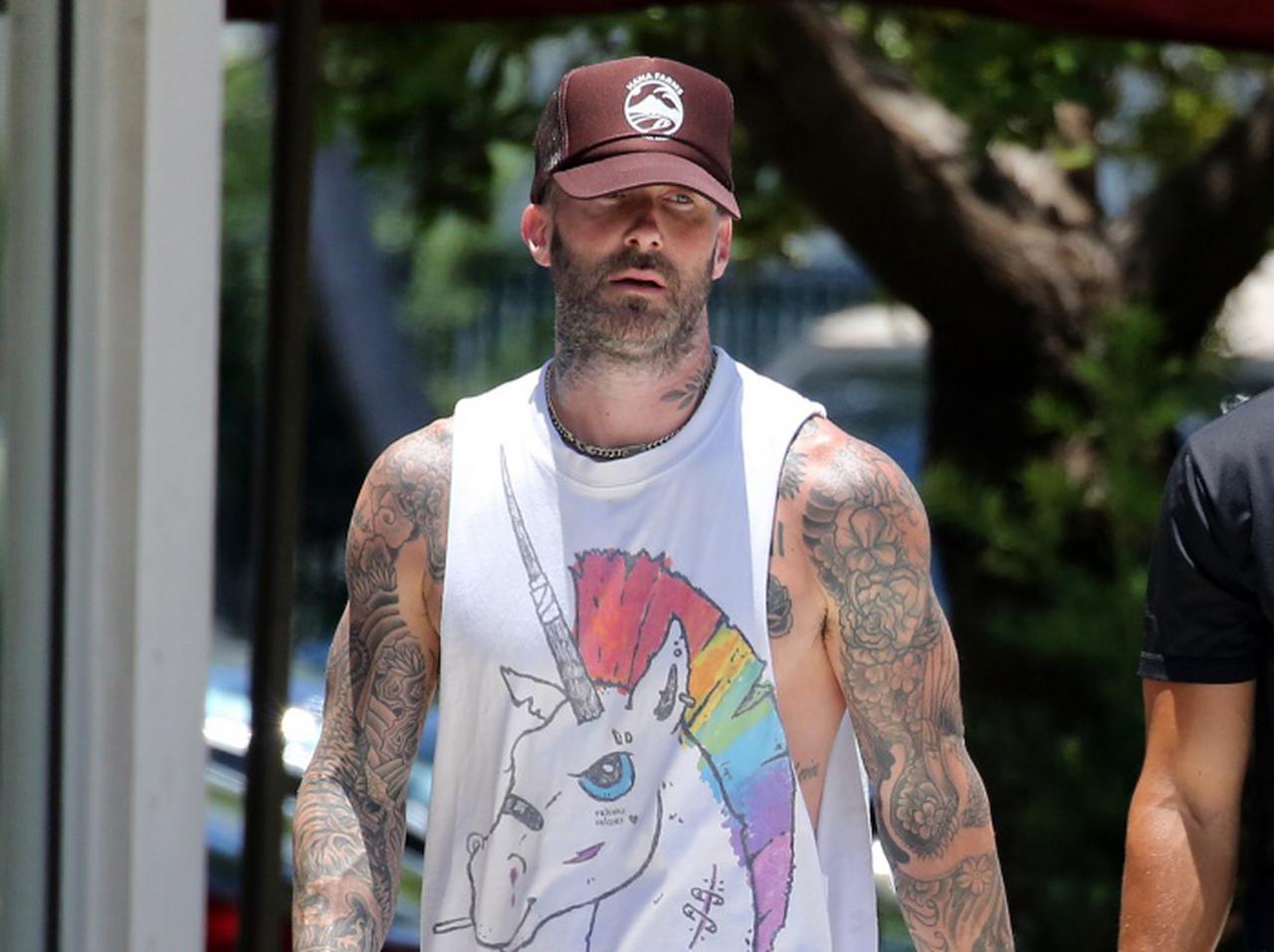 マルーン5のアダム、「暇潰し」で喉に入れたタトゥーがデカすぎる