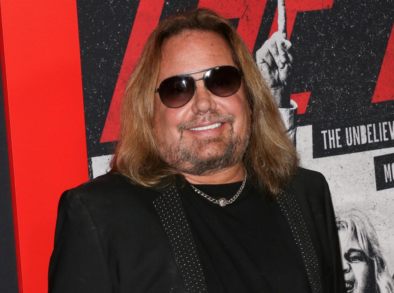 3.5m落下して重傷、モトリー・クルーのヴィンス・ニールが負傷後に初めて SNSを更新