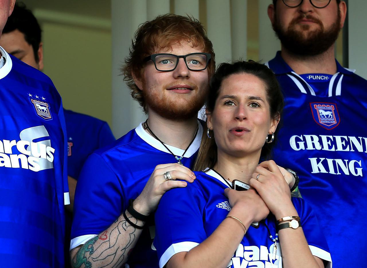 不審者すぎる、エド・シーランが妻の試合を観戦する方法が怪しい