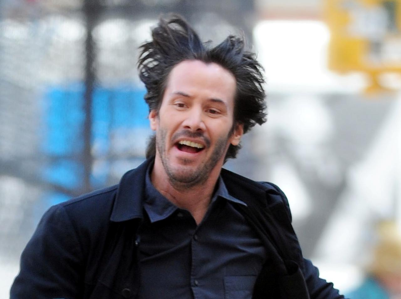 どうしてそうなった？キアヌ・リーブスの「ジワる姿」にほっこりしてしまう