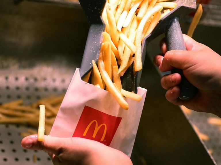 マクドナルド、ポテトから「アレ」を見つけた客が“マック1年無料”に