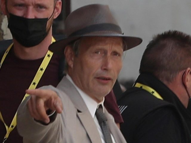 『インディ・ジョーンズ』撮影、“衣装”に身を包んだマッツ・ミケルセンがダンディ！