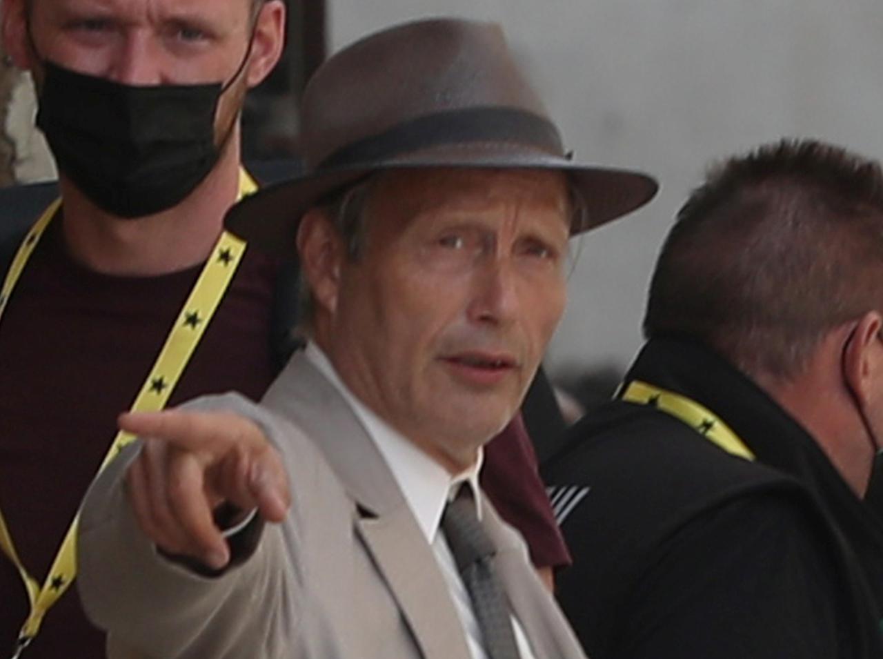 『インディ・ジョーンズ』撮影、“衣装”に身を包んだマッツ・ミケルセンがダンディ!