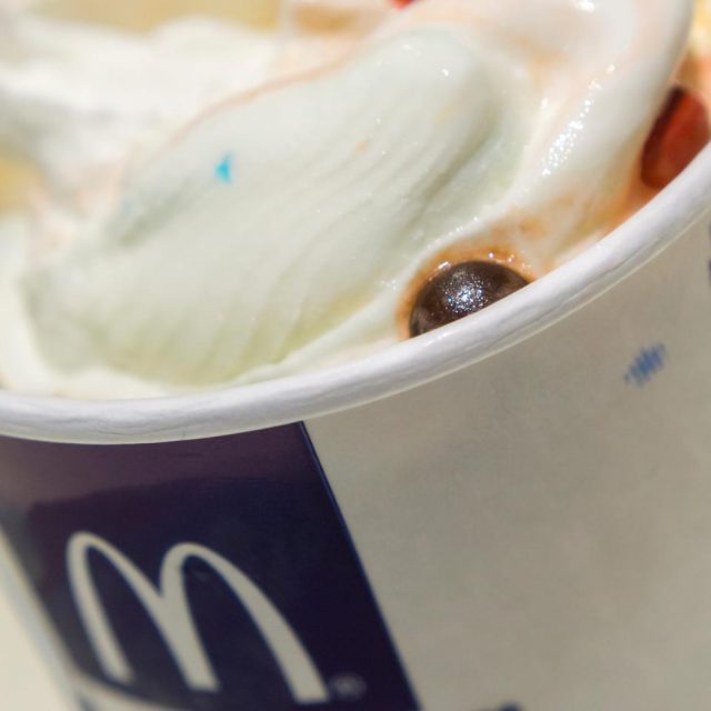 マクドナルドのマックフルーリーにまつわる「残念なウワサ」、“敵”が反応