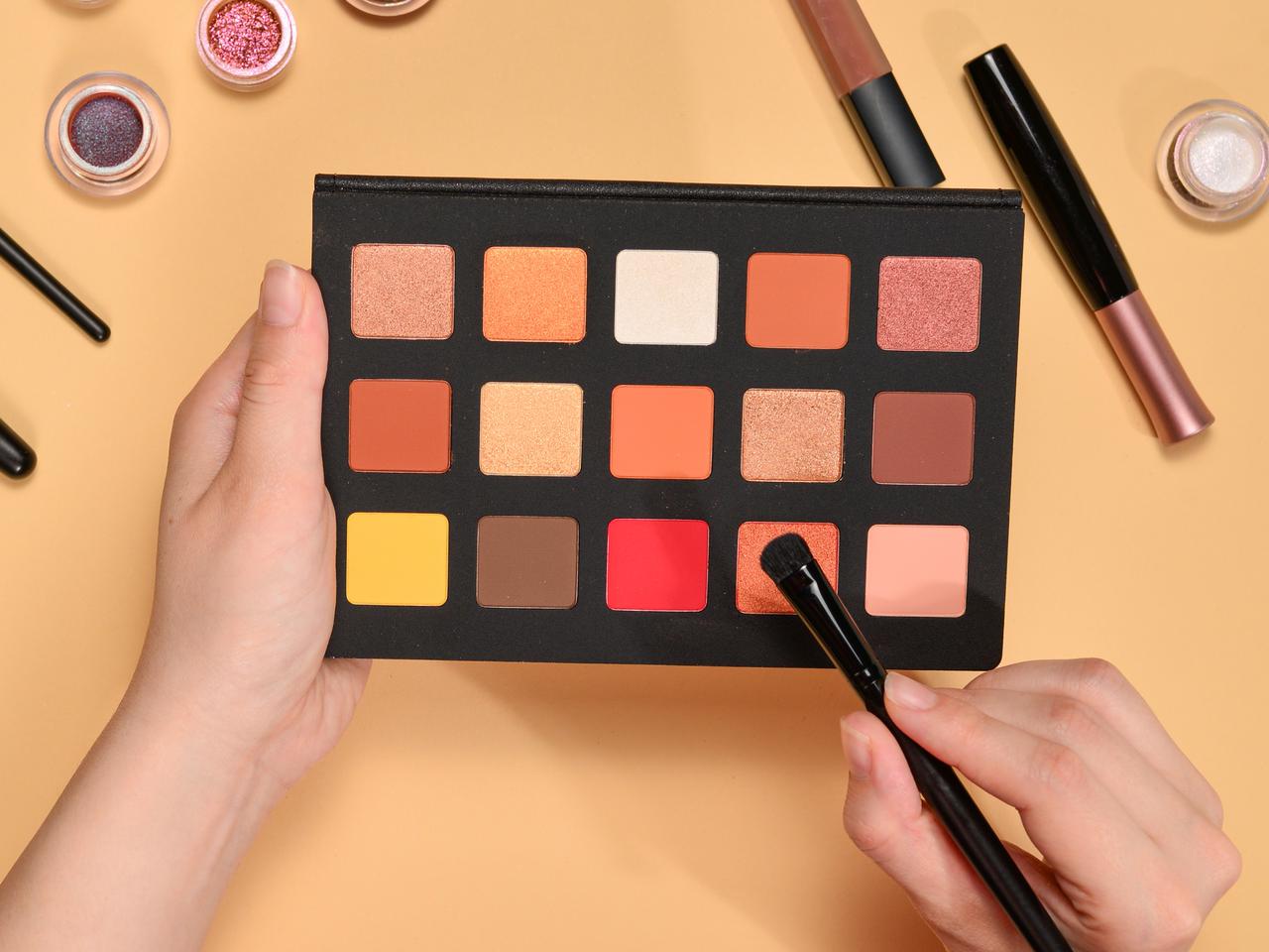 イエベに似合う「アイシャドウの色」って？くすまず透明感をアップさせる色選びのコツ