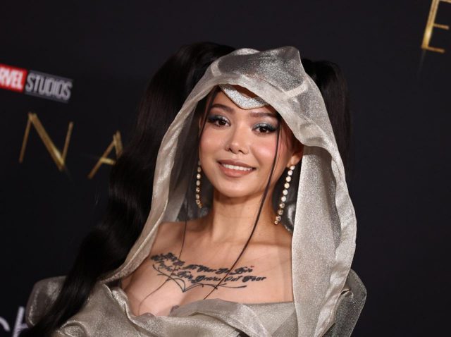 誰よりも目立ってる!?アジア系ナンバーワンTikTokerが『エターナルズ』プレミアでインフィニティ・ストーンを着用