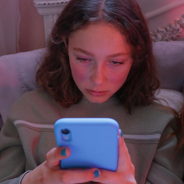 10代の女の子を苦しめる、SNSや美容広告による悪影響とは？【解説】