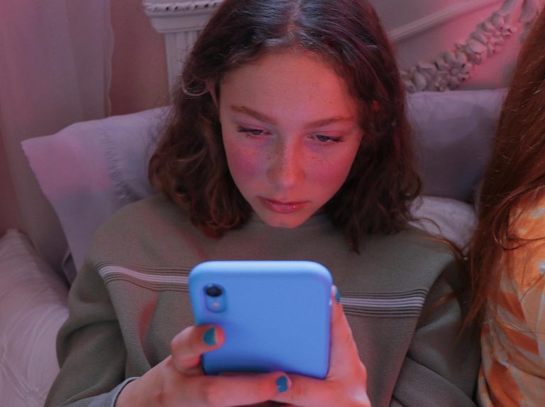 10代の女の子を苦しめる、SNSや美容広告による悪影響とは?【解説】