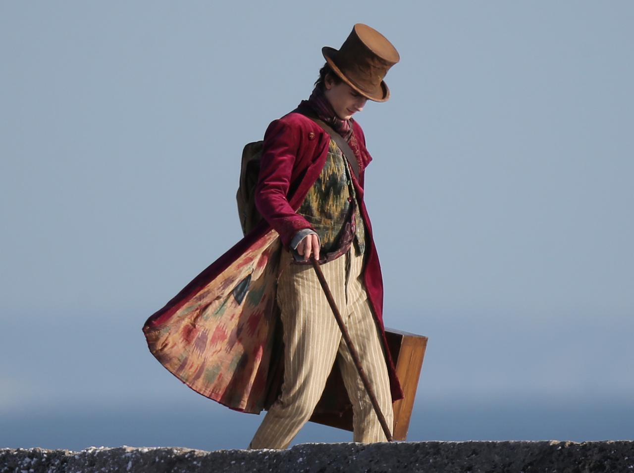 ティモシー・シャラメがウィリー・ウォンカ姿で海辺を歩く、雰囲気がありすぎる!