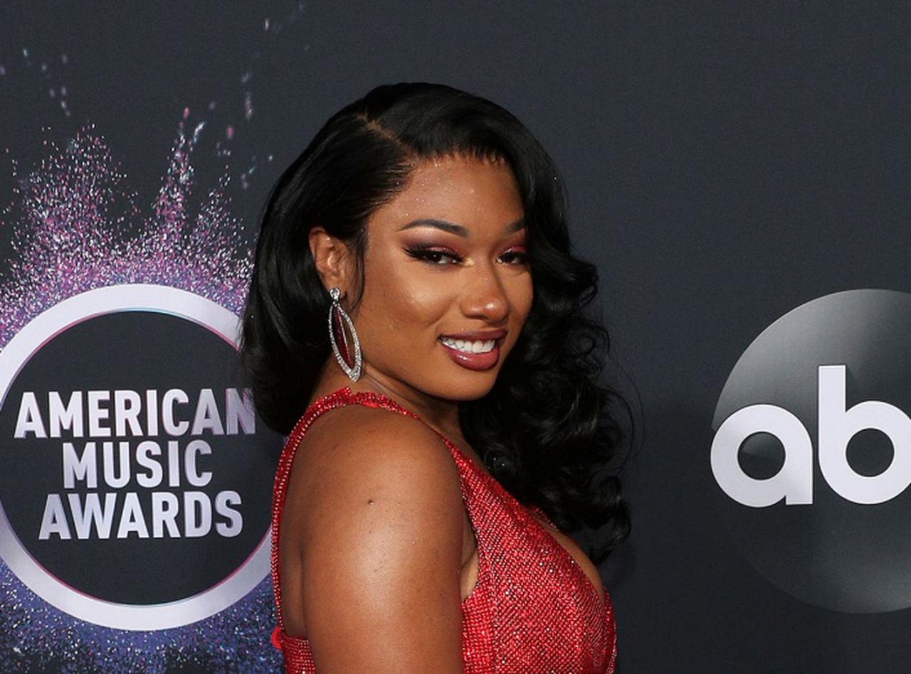 ついに大学を卒業!メーガン・ジー・スタリオンが卒業式に被る帽子を全力でデコる