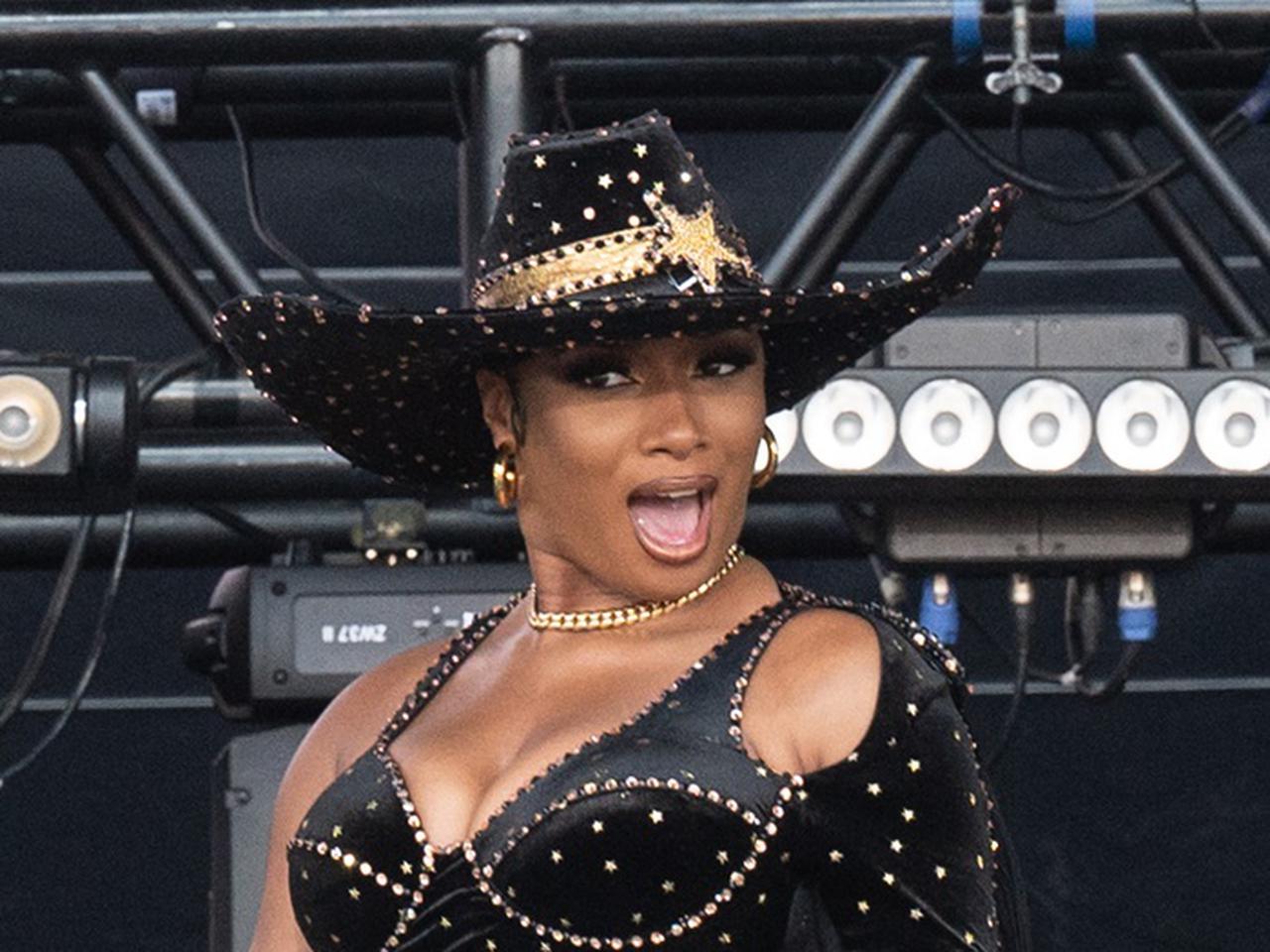 メーガン・ジー・スタリオンのガチ仮装が恐怖、『ヘル・レイザー』のピンヘッドになりきる