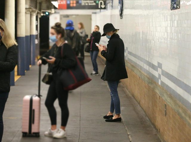 ロスチャイルド家に仲間入りした令嬢がNYを地下鉄移動【写真】