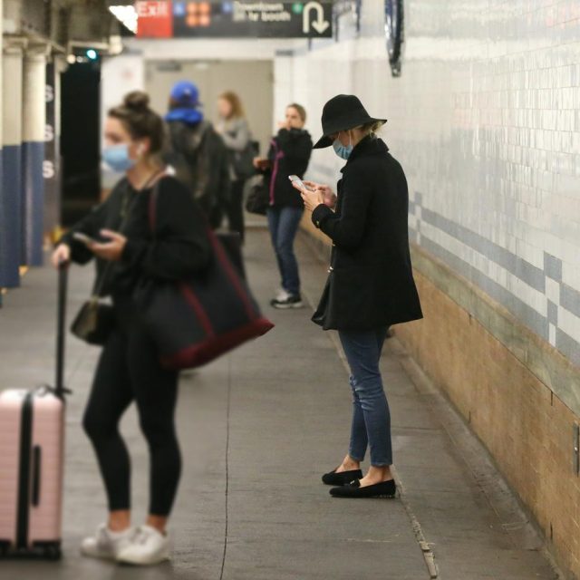 ロスチャイルド家に仲間入りした令嬢がNYを地下鉄移動【写真】