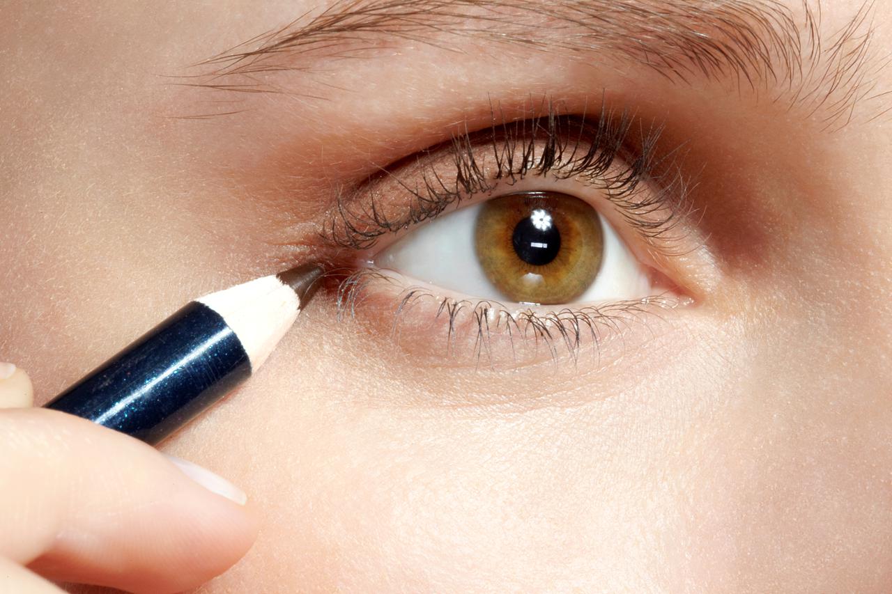 錯覚メイクで目ヂカラUP！海外で話題の「デカ目アイライン」が気になる