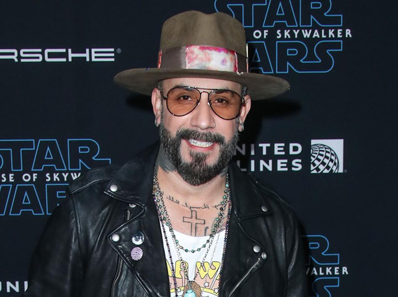 完全に別人!バックストリート・ボーイズのAJが「ヒゲ」を剃った結果…