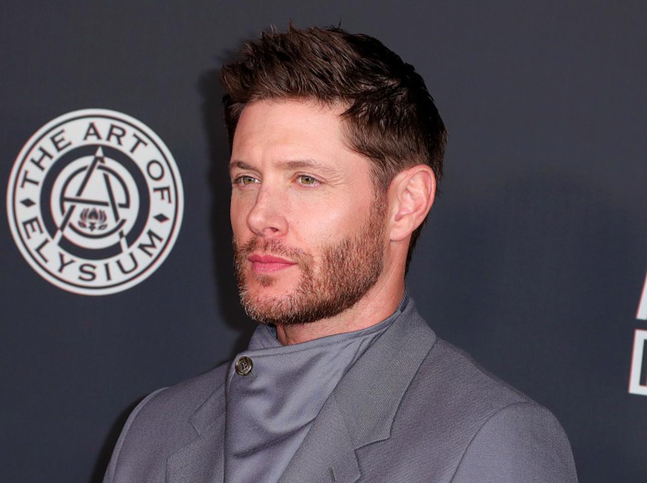 誤射事件の数日前に銃管理者とのやりとりを明かしていた、アレック・ボールドウィンの共演者ジェンセン・アクレス