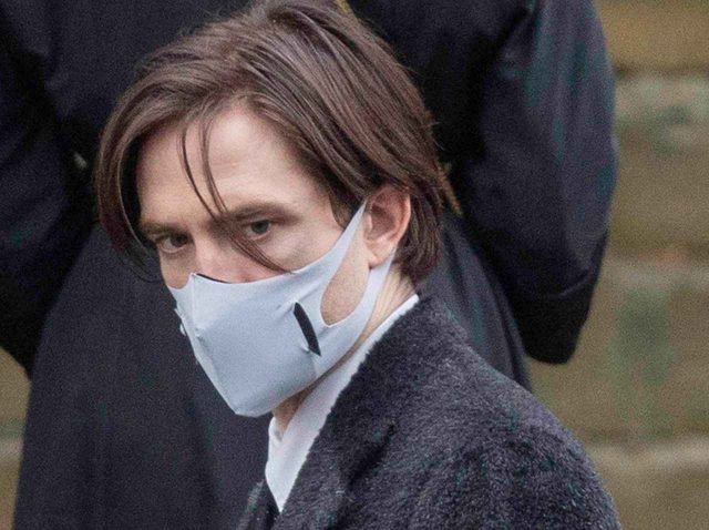 緊張と興奮で中が大変なことに！ ロバート・パティンソンがヴァル・キルマーのバットスーツを着用したら…