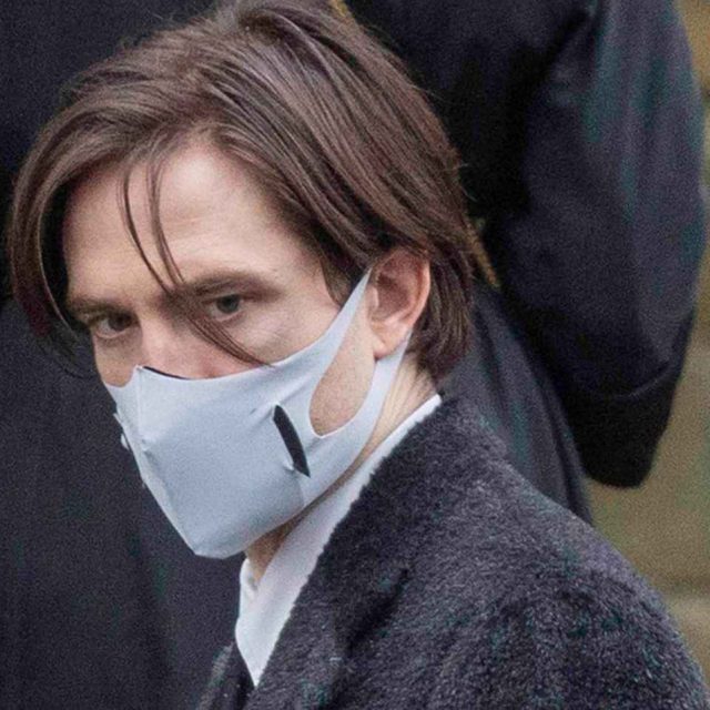 緊張と興奮で中が大変なことに！ ロバート・パティンソンがヴァル・キルマーのバットスーツを着用したら…