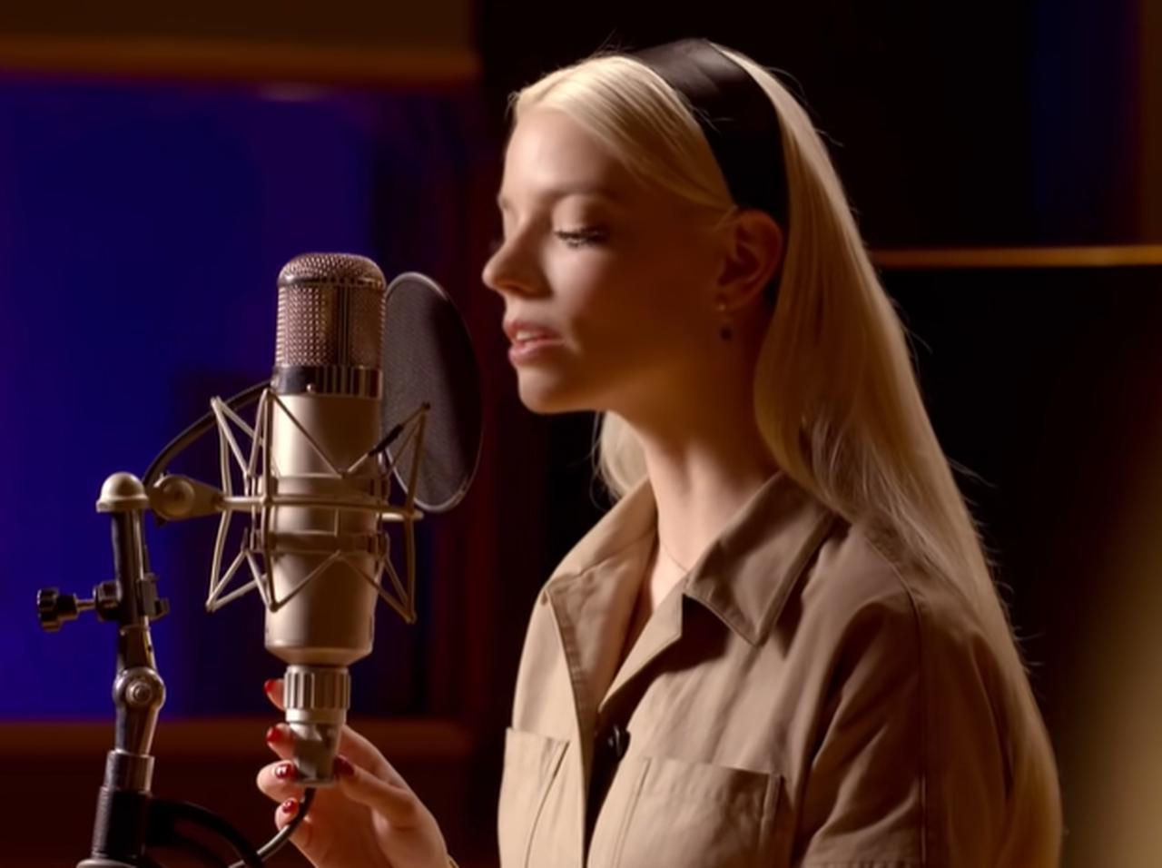 アニャ・テイラー=ジョイ、歌うまっ!「あの名曲」を妖しくカバー