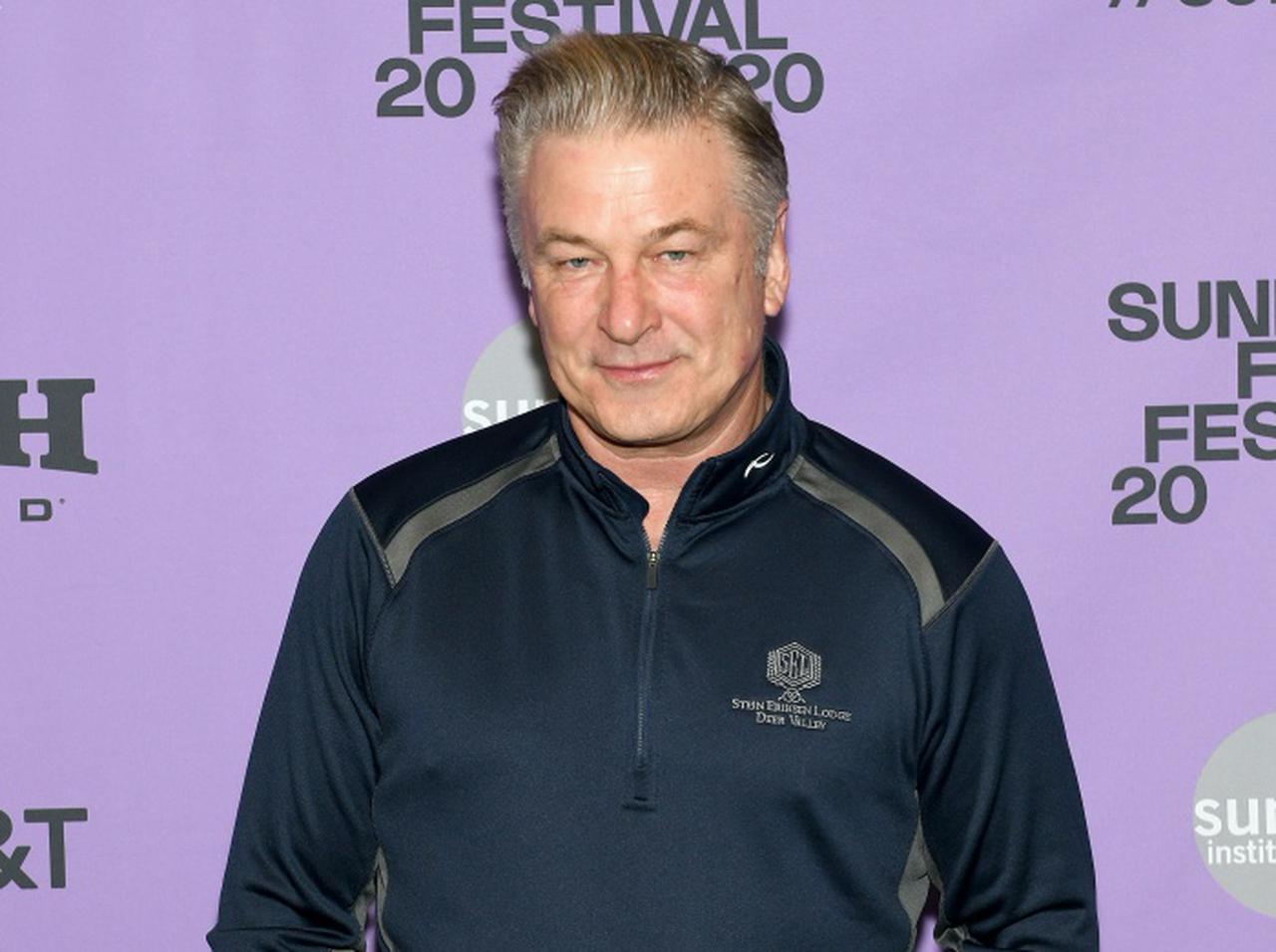 「安全」と言われて手渡されていた、アレック・ボールドウィン小道具の銃で撮影監督が死亡