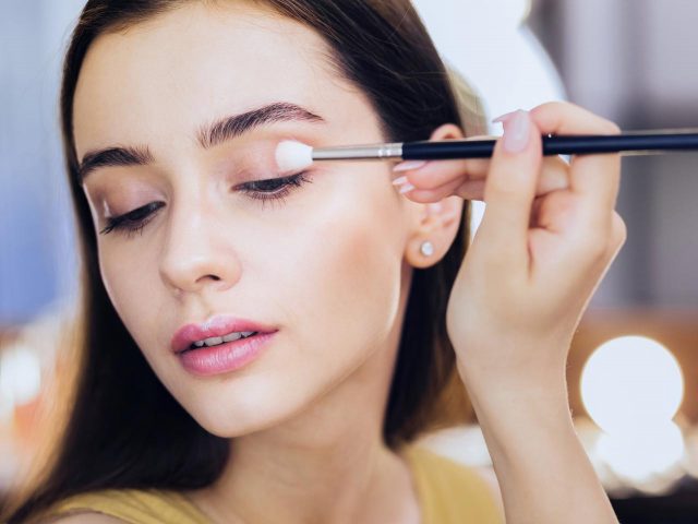 アイシャドウベースは「塗る」と「塗らない」では大違い！毎日のメイクに取り入れるべき理由