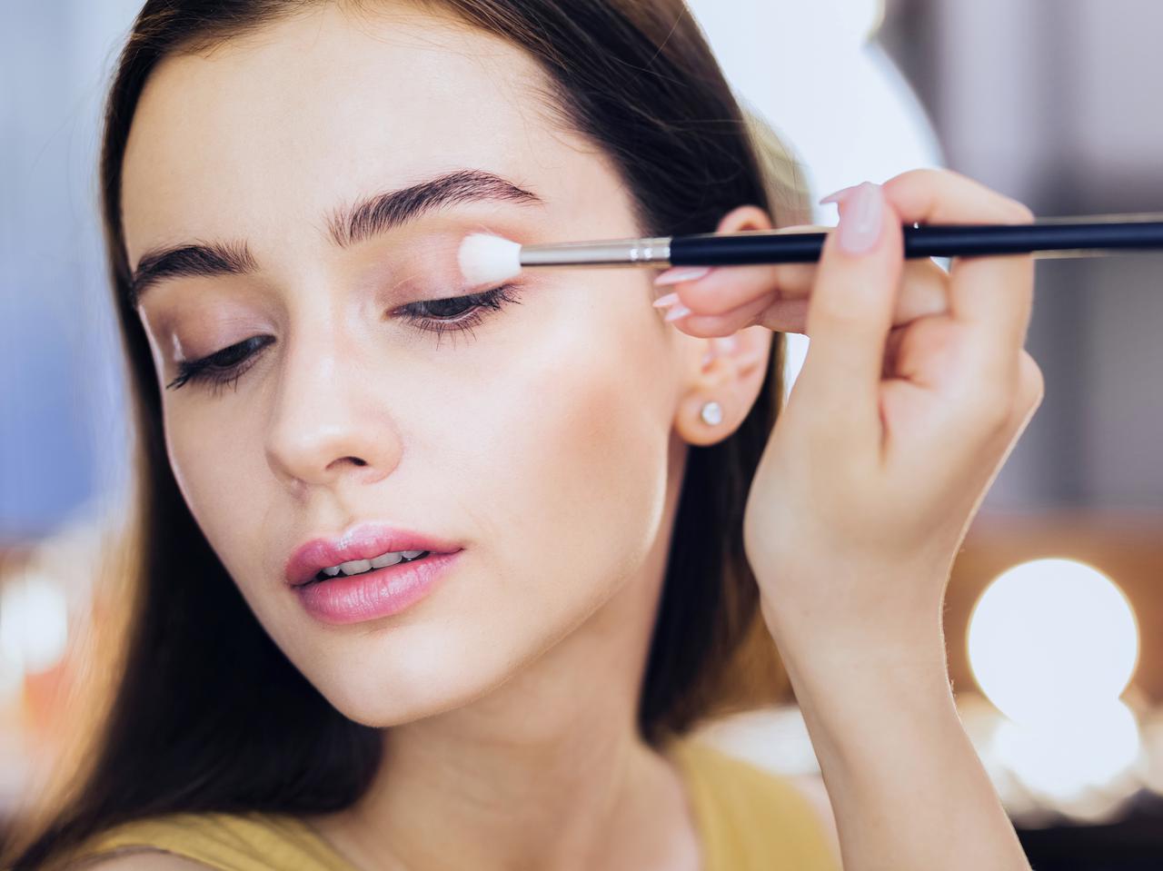 アイシャドウベースは「塗る」と「塗らない」では大違い！毎日のメイクに取り入れるべき理由