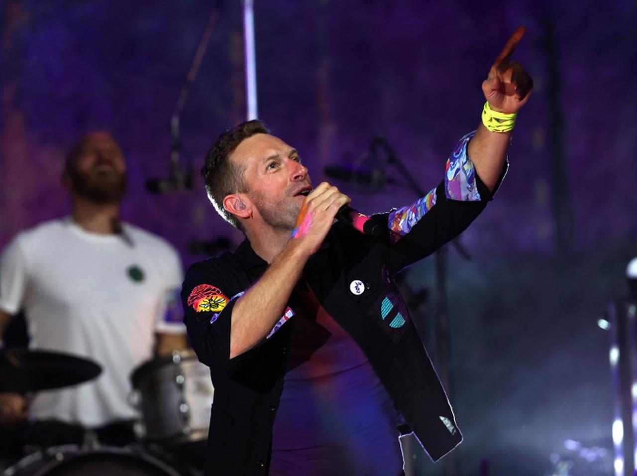 BTSとのコラボ曲を恋人に捧げる!コールドプレイのクリスがダコタ・ジョンソンに