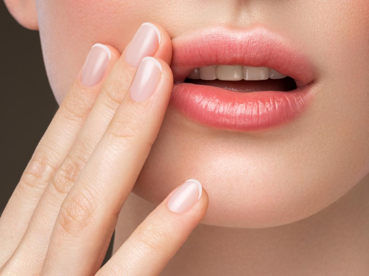 「唇の端が切れる」原因は乾燥だけではない?唇が痛い「口角炎」の原因と対処法