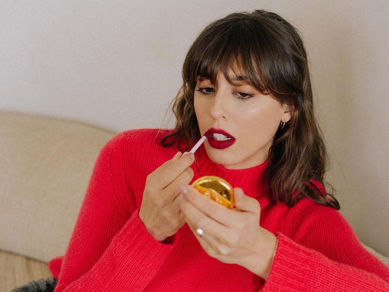 “赤リップ”なのにナチュラル！パリジェンヌが教える、大人の色気漂うリップの塗り方