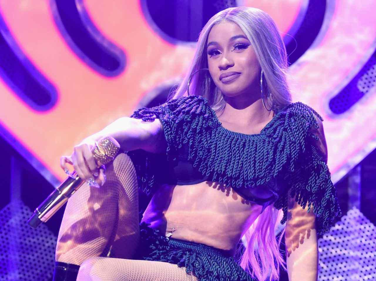 目のやり場に困る…、カーディ・Bの誕生日会に参加したセレブの衣装が最高に過激