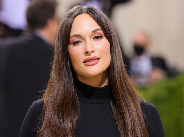 ケイシー・マスグレイヴス、ギターにブーツ「のみ」という大胆すぎる衣装で全国放送に