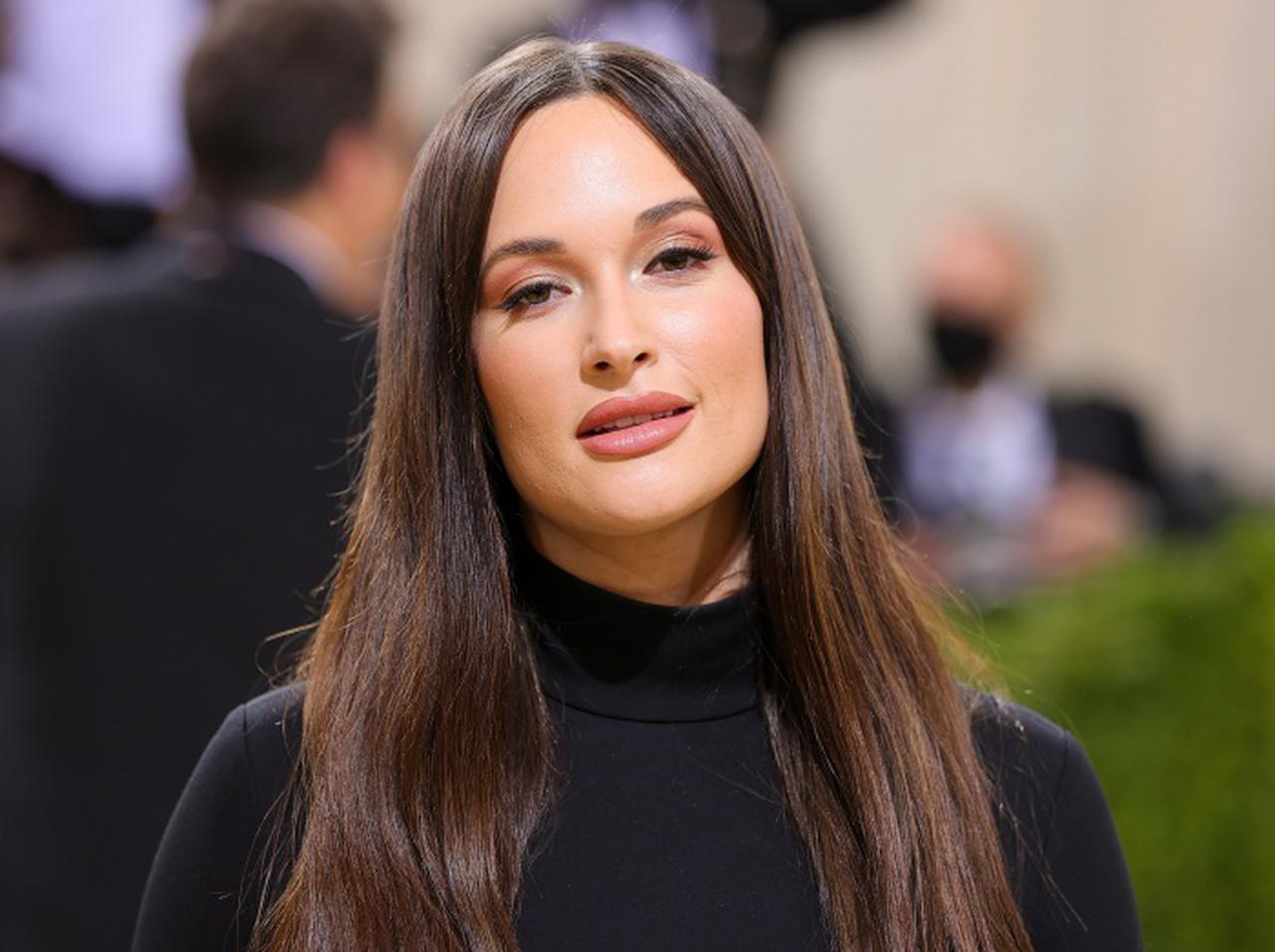 ケイシー・マスグレイヴス、ギターにブーツ「のみ」という大胆すぎる衣装で全国放送に