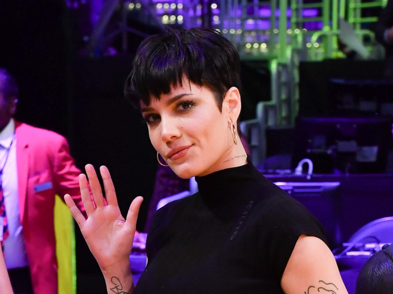 出産をすると感情的、精神的、肉体的にも永遠に変わる、ホールジーが産後の姿を公開