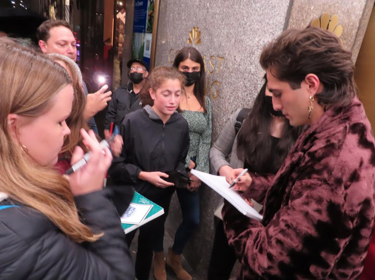 アメリカでの人気ぶりを証明!マネスキン、初の米テレビ番組出演にファンが集結しファンサ【写真】