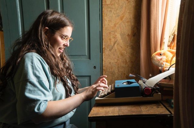 米国出身のビーニー・フェルドスタイン、英国の高校生を演じるための“役作り”が役者魂の塊！『ビルド・ア・ガール』独占映像