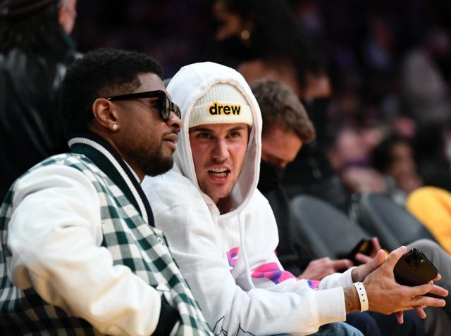 ジャスティン・ビーバー、恩師アッシャーとNBA開幕戦を見守る【写真アリ】