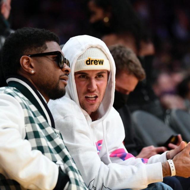 ジャスティン・ビーバー、恩師アッシャーとNBA開幕戦を見守る【写真アリ】