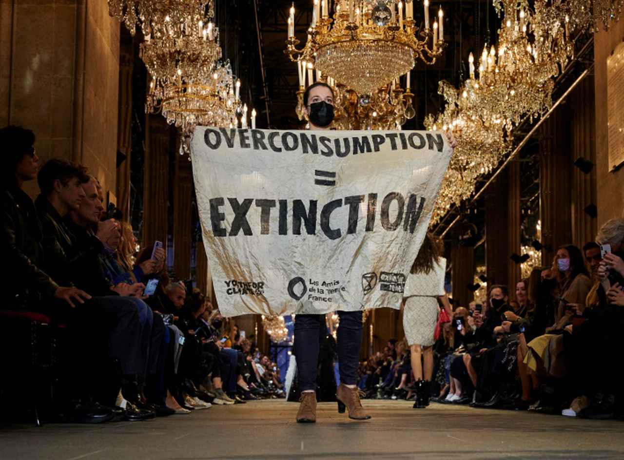 ルイ・ヴィトンのショーに乱入者!活動家がファッション業界に訴えかける