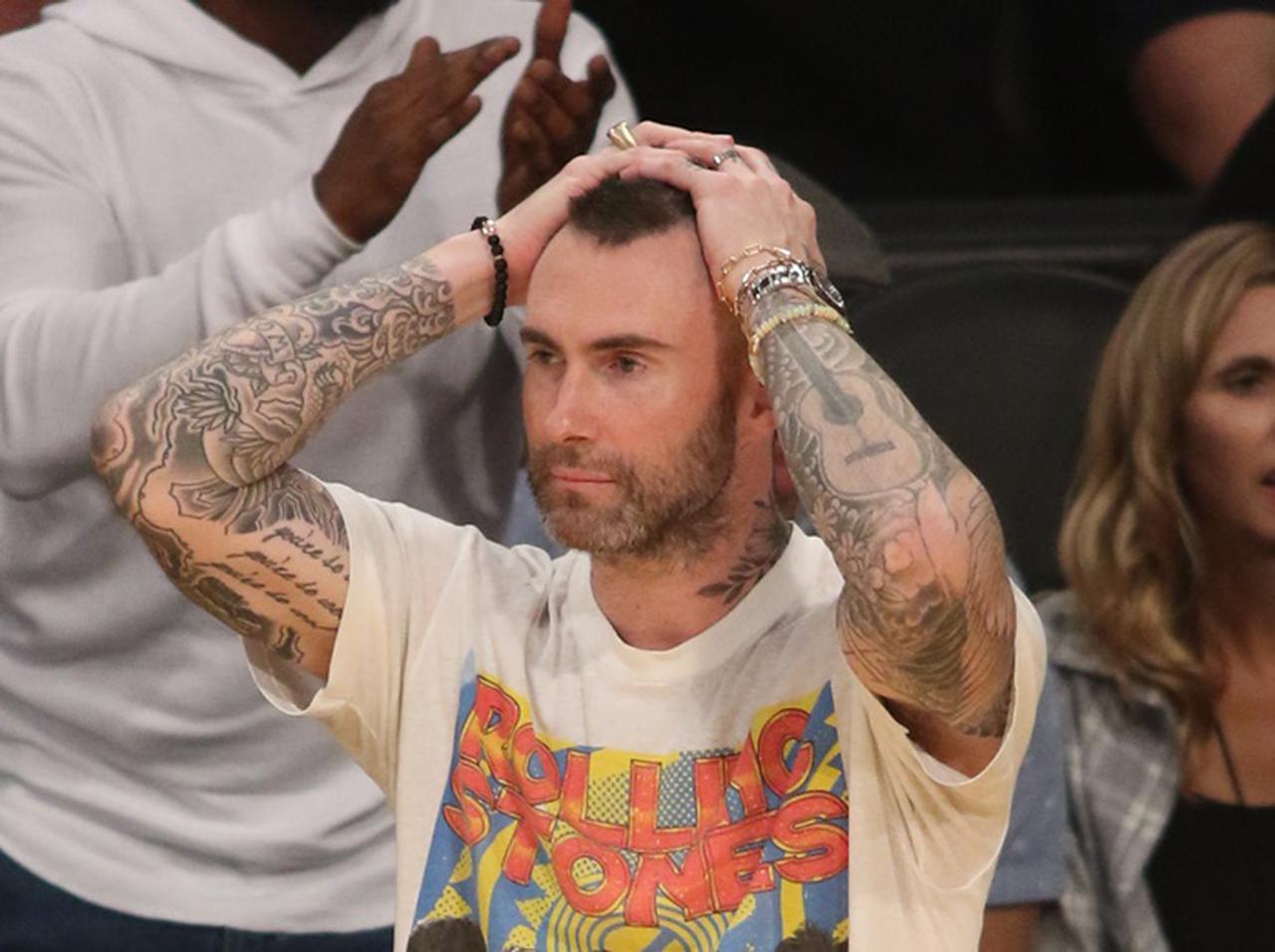 アダムの顔が…、マルーン5のコンサートでステージにファンが乱入