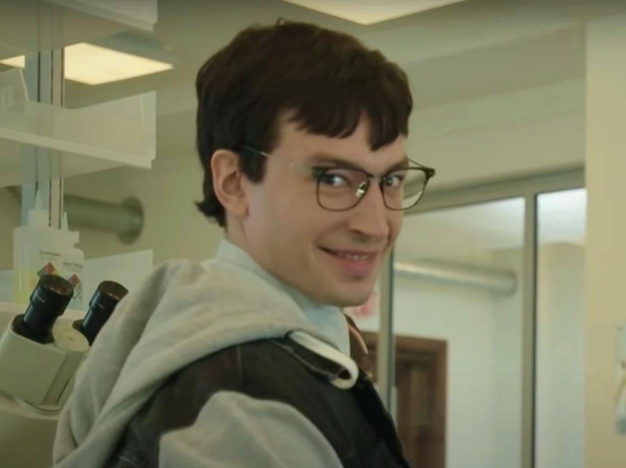 エズラ・ミラー主演『ザ・フラッシュ』の新ルックはラボでの姿？DCファンドームの予告編