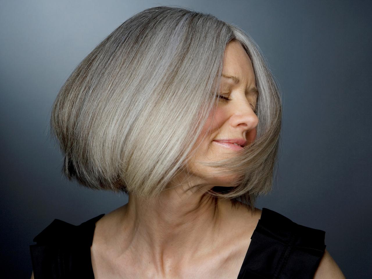 ツヤのあるグレイヘアに！プロおすすめの「白髪ケアシャンプー」2選