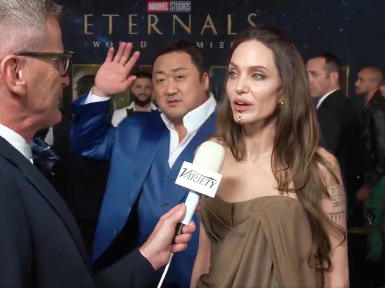 「キャー!」と叫んだアンジェリーナ・ジョリーの背後に…マ・ドンソク! 貴重な瞬間を『エターナルズ』プレミアでキャッチ