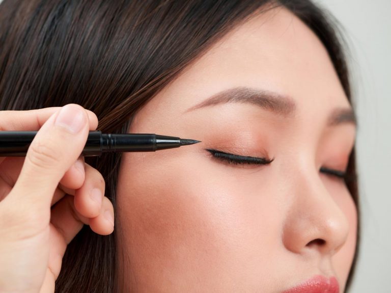 早く知りたかった!一重&奥二重の“目の形”を生かした「キャットアイライン」の引き方