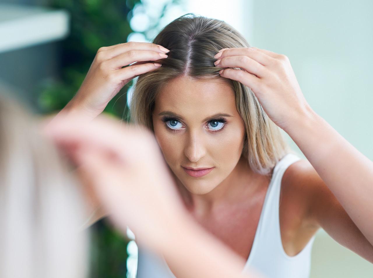 目立つ「生え際」をカバー!ヘアスタイリストが教える超簡単な裏ワザ