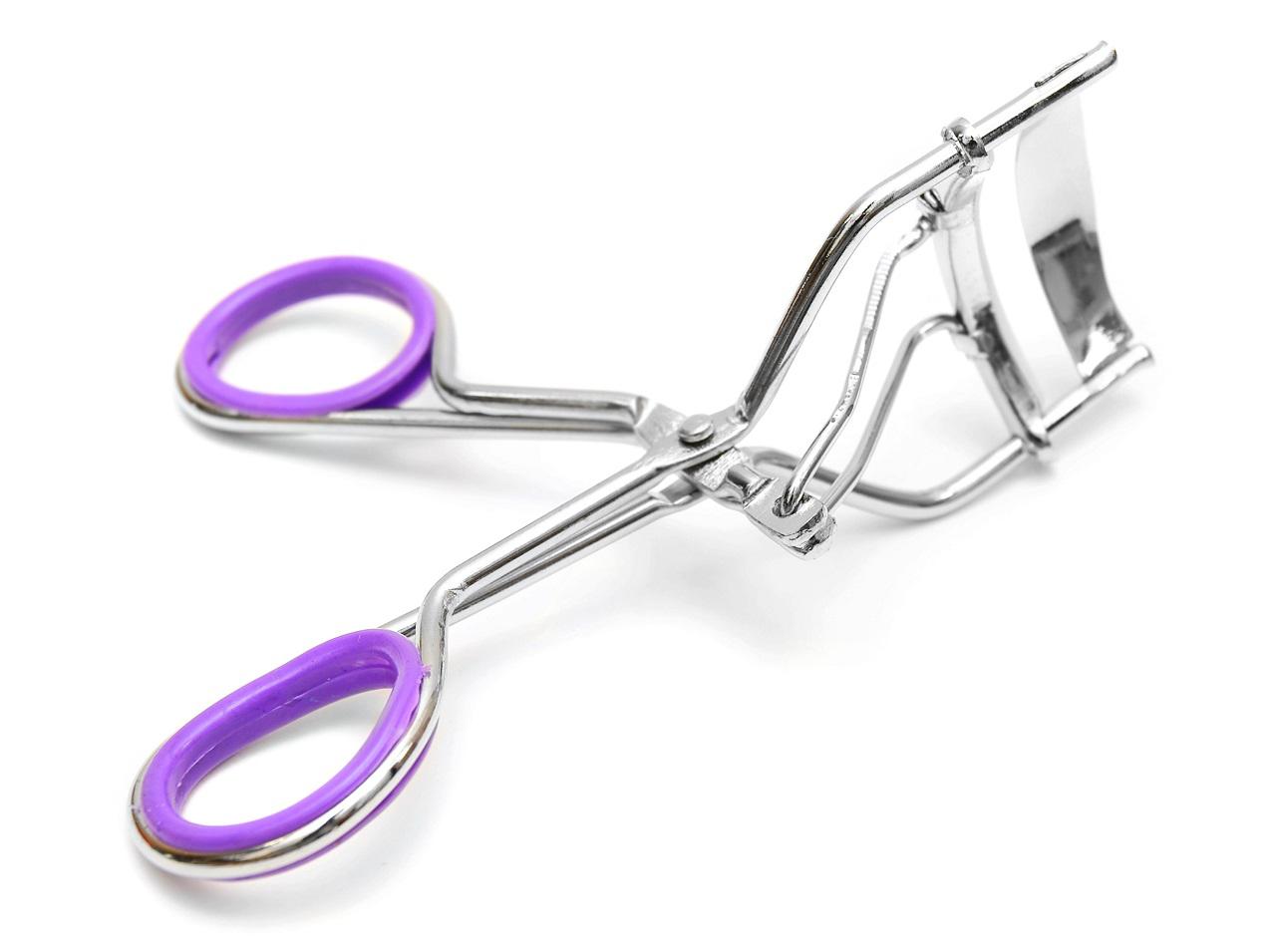 下向きまつげでうまく上がらない?「ビューラー」のよくある悩みを解消するコツ