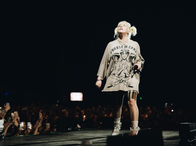 ビリー・アイリッシュ、ここ一番の大舞台で『進撃の巨人』Tシャツを着用